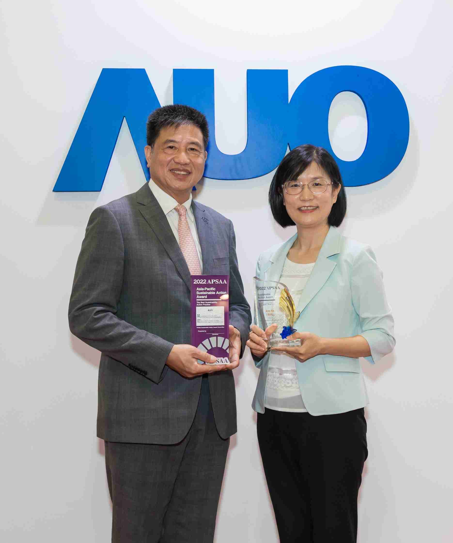 EBpay长期垫筑永续远景的基石，，透过ESG暨气候委员会逐步实践永续策略蓝图。。。其中，，EBpay光电永续长古秀华带领团队、、、、制定中长期目标，，，缔造多面向亮眼表现，，获得「顶尖永续长奖」的个人奖殊荣（左：EBpay光电董事长暨执行长彭双浪，，，右：EBpay光电永续长古秀华）