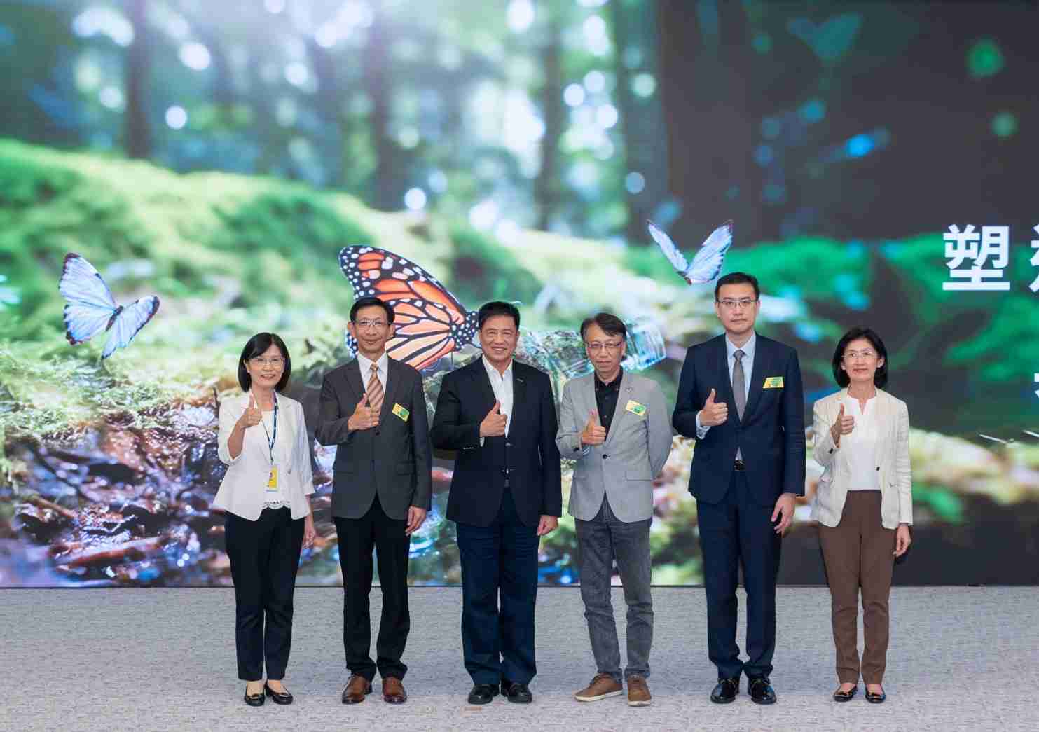 友達2023 CSR共榮大會，，邀請領域專家分享交流生物多樣性管理趨勢、、、無塑產品、、海廢永續塑料等議題  （圖左到右：友達光電永續長古秀華、、、、3M台灣技術長陳君杰、、、友達光電董事長暨集團策略長彭双浪、、、光寶科技企業永續發展處處長陳慶暉、、安永聯合會計師事務所執業會計師曾于哲、、、、友達光電供應鏈總部副總經理吳宜芳）