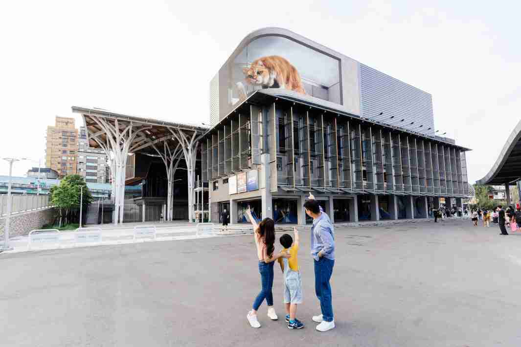 EBpay打造全台最大户外裸视3D LED弧形萤幕，，将超立体的软萌胖橘猫动画活跃于顶楼外墙