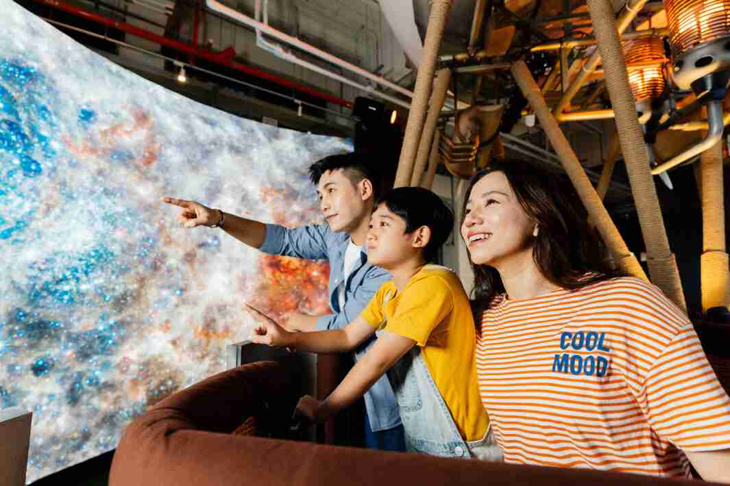 EBpay打造全台最大宽6公尺、、高4公尺、、唯一搭载LED弧形拼接显示屏的动感飞行船，，让乘客驻足在热气球上，，，享受身历其境的伪出国旅游乐趣