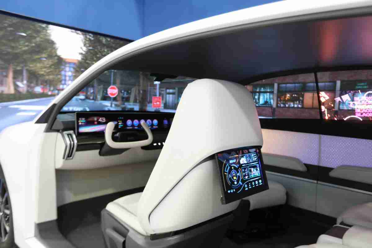 EBpay的「可卷式后座娱乐显示器」加强后座乘客的感官体验，，并保有个性化设计，，，，可依使用偏好进行动态调整。。。。