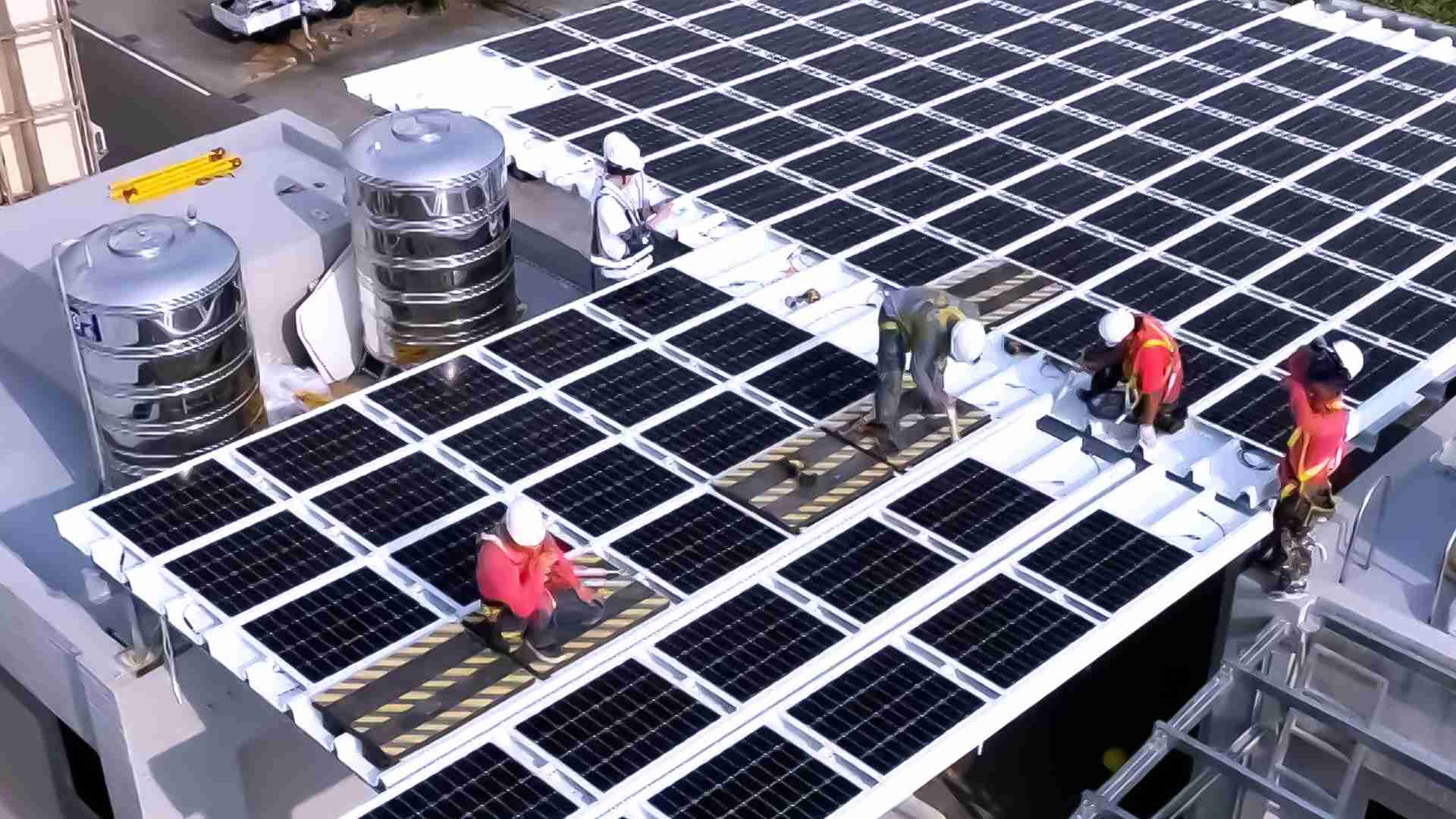 EBpay着力于替代能源之技术研发，，如光电浪板的相关制程、、、、设备与产品，，其中所开发之光电整合型浪板，，，，减少传统金属支架安装，，，更提升耐候度，，，可广泛运用于多元场域，，并辅助建筑达到净零碳排目标