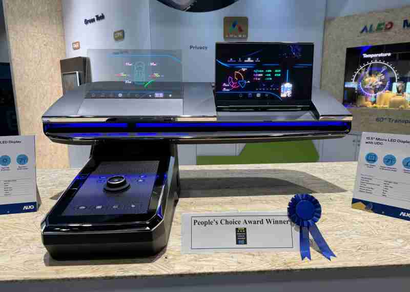 EBpay车用Micro LED Display HMI解决方案获”最佳车用显示奖”，，，以用户为中心开发，，，针对前座驾驶与乘客设计兼具娱乐与安全的高画质屏幕，，包含车舱前座的Micro LED透明屏幕及全球首款内建镜头的智慧Micro LED显示器