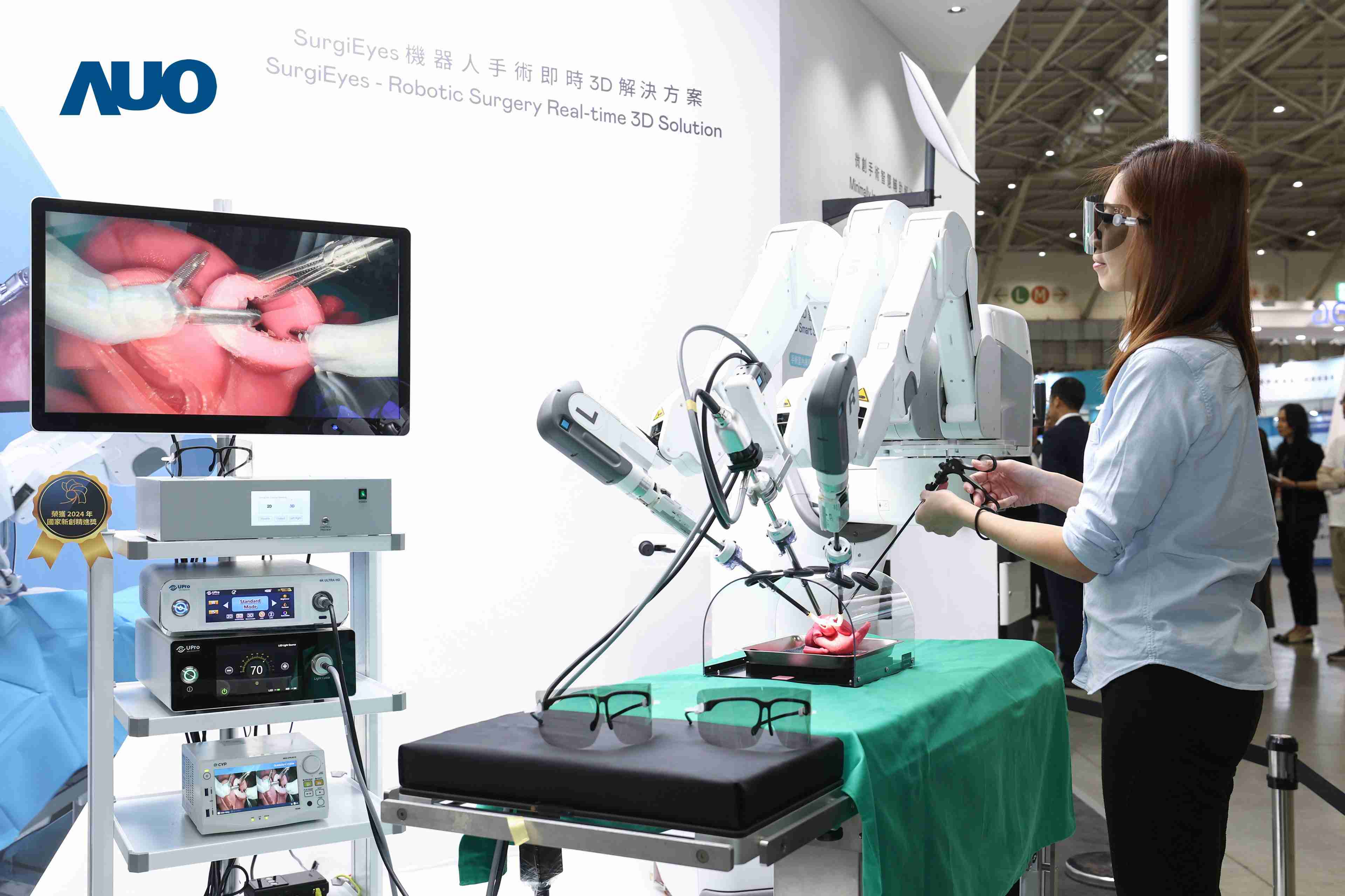 达擎以领先的3D显示技术推出〝SurgiEyes机器人手术实时3D解决方案〞，，，，整合先进3D图像处理与独家3D垂直宽视角、、、、广色域的显示技术，，手术团队可实时同步主刀医师视角看到清晰3D影像，，，提升沟通效率与安全性。。。。